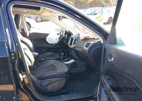 2018 Jeep Compass Latitude 4X4 из США, поврежденный, VIN 3C4NJDBBXJT176258